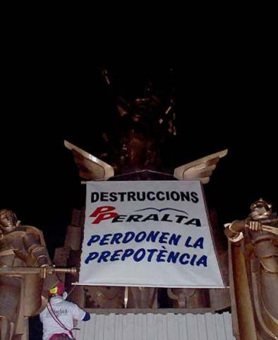Membres de La Carrasca pengen una pancarta en el monument a Sant Jordi denunciant la destrucció de la Rosaleda (19/01/2002)